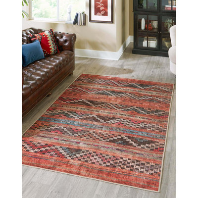 Tapis rouge à motif géométrique