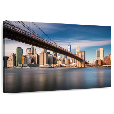 Vanna reliant le pont de Brooklyn