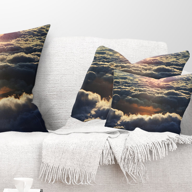 Lourds nuages foncés au coucher du soleil - coussin à imprimé floral