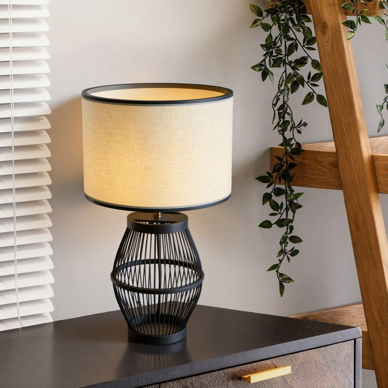 Lampe de table en bambou fabriquée à la main avec base ajourée et abat-jour en lin