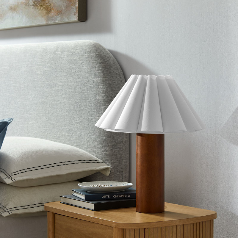 Lampe de table en bois Flora avec abat-jour pétale plissé en noyer