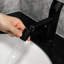 Robinet de lavabo de lavabo noir mat, robinet de salle de bain à poignée simple, fabrication en acier inoxydable pour la longévité, avec trou de robinet à évacuation d'eau silencieux et uniforme