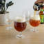 Verres à bière et tulipes