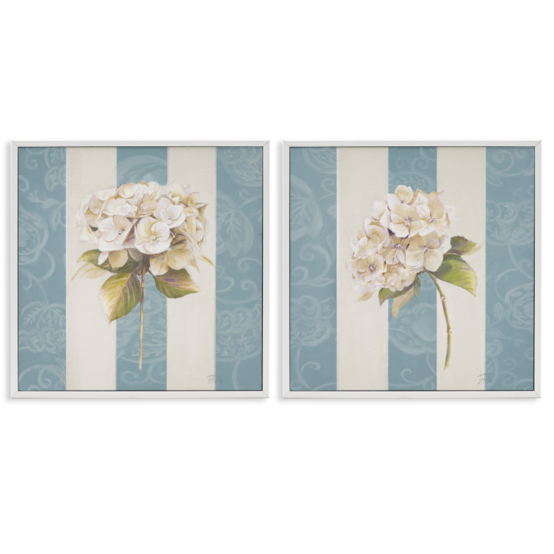 «Hydrangeas on Blue Strips», ensemble de 2 giclées par Patricia Pinto, Giclée encadrée blanc bord de mer, H 17 po x l 17 po