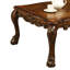Élégante table en chêne cerise avec pieds à griffes - polyvalente pour différents agencements de salon