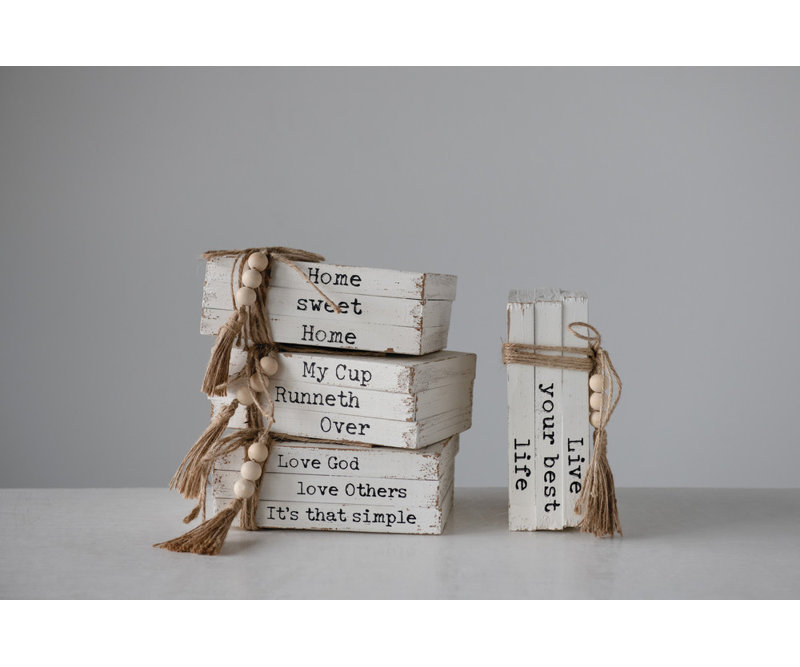 Livres en bois avec citation et jute