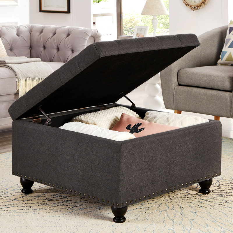 Grand repose-pieds de rangement carré avec pieds en bois, table basse capitonnée avec garniture cloutée, Gris foncé