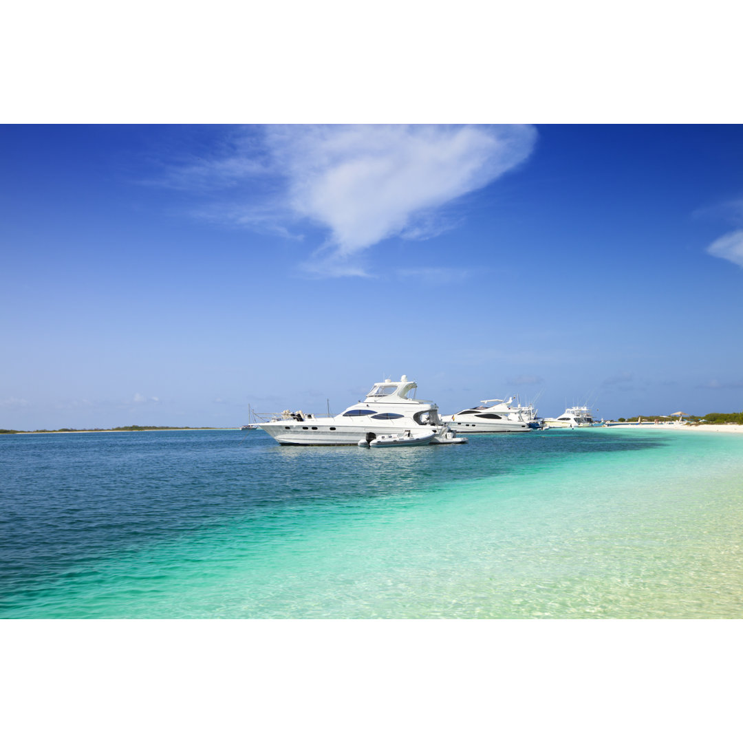 Luxusyachten am Strand