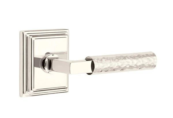 Mortaise intérieure Emtek Select avec rosette Wilshire et tige carrée en L, levier martelé, Nickel poli, Oui