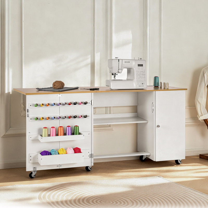 Table de couture pliante, table de machine à coudre polyvalente avec armoire, station de charge, conception compacte, roues, chevilles en bois, plateaux de rangement et tablette, station d'artisanat et bureau d'appoint pour la maison