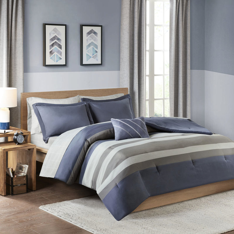 Édredon simple avec draps à rayures bleu gris et oreiller - calme et literie pour une chambre à coucher