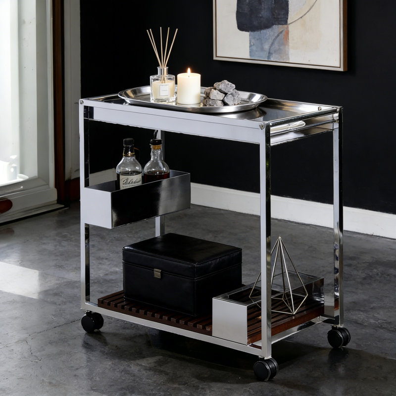 Chariot de service Lisses au fini chromé avec rangement pour le vin, plateau amovible et roulettes pour une utilisation polyvalente.