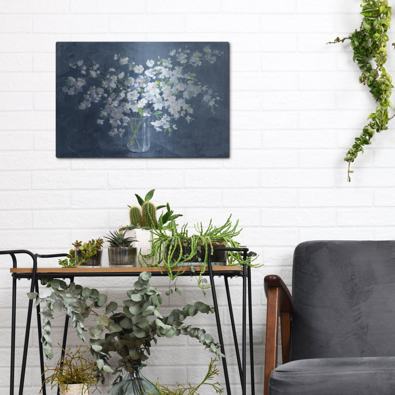 Art mural en métal Winston Porter «Fresh White Bouquet Dark Blue» par Danhui Nai, H 12 po x l 12 po