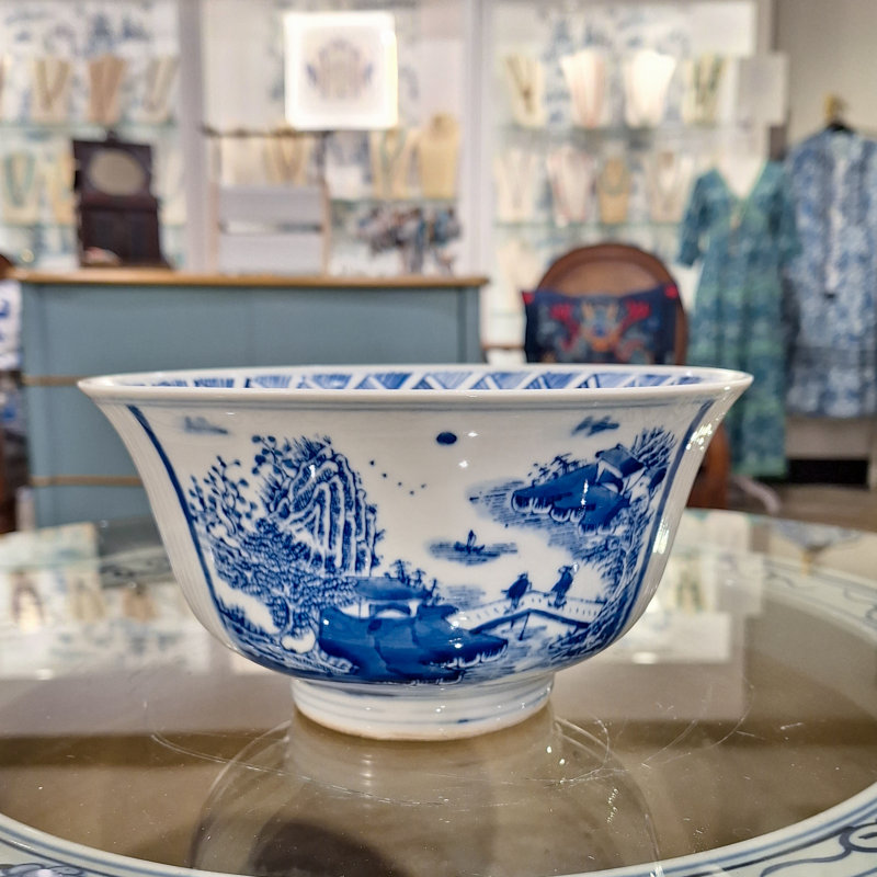 Bol rond classique en porcelaine bleue et blanche dans la collection