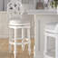 Tabouret de bar en bois blanc à haut dossier de 31 po avec siège pivotant et rond, retour à 180 degrés, pieds tournés, rembourré, repose-pieds pour restaurant en blanc, siège confortable automatique sur bois robuste,