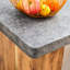Table ultra-moderne au design gris ciment avec support stable pour une assise confortable