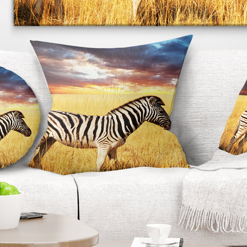Zèbre solitaire dans une prairie africaine - Coussin décoratif imprimé animal, 18 po x 18 po, Carré