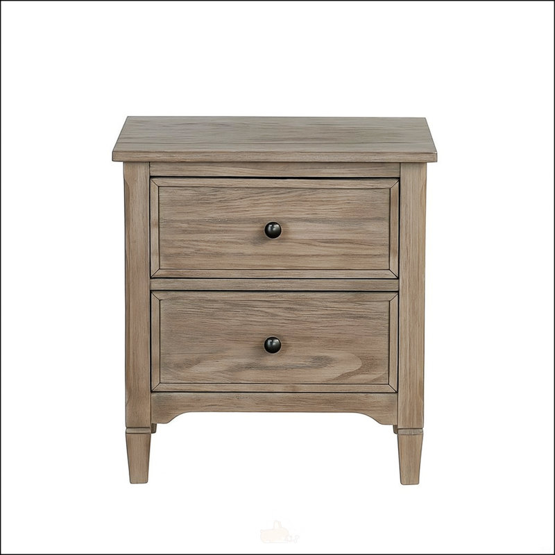 Table de chevet à 2 tiroirs avec poignées rondes en bronze et finition gris chaud brossé au fil, parfaite pour les chambres modernes et confortables.