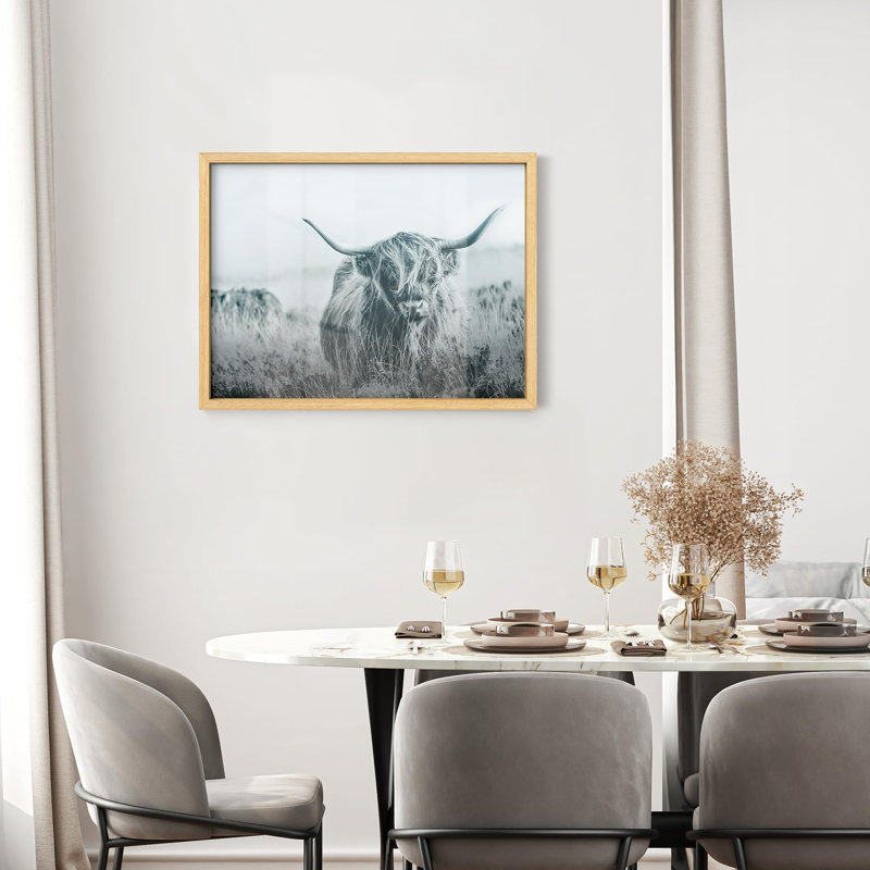 Highland Cow, debout parmi de hautes herbes, Illustration moderne, petit décor, œuvre d'art moderne, Naturel