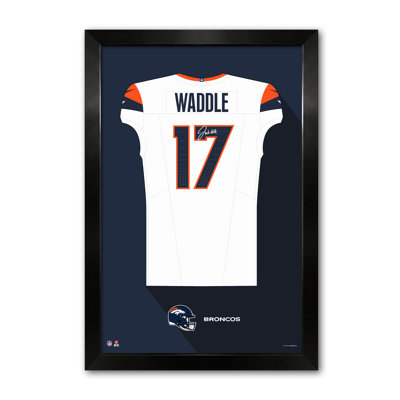 NFL-PA DENVER BRONCOS JAYLEN WADDLE 17 27"X39" ENCADRÉ MAILLOT BLANC