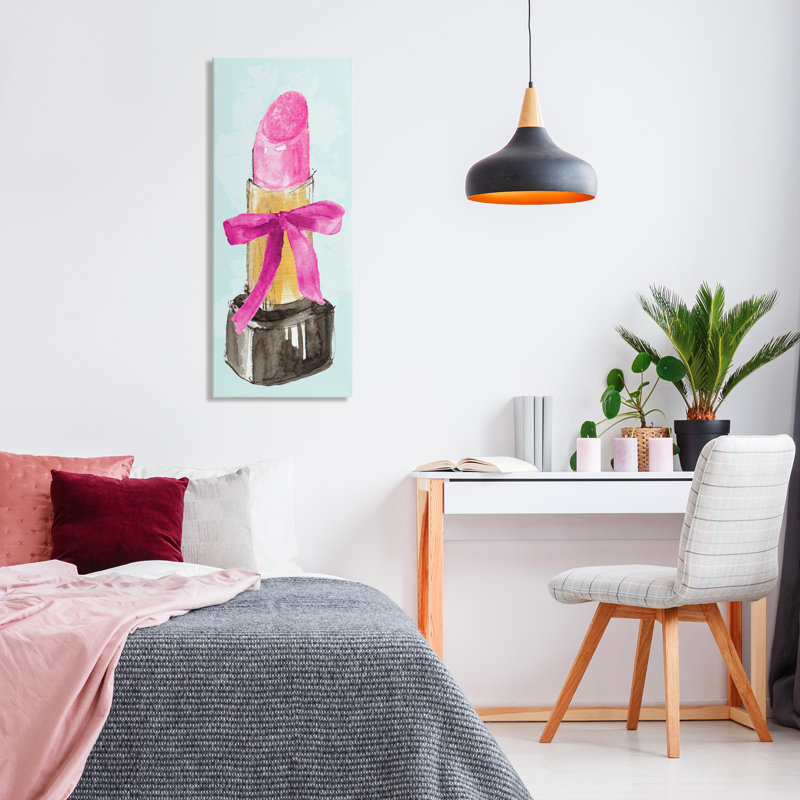 Art sur toile rouge à lèvres et nœud rose par Lanie Loreth, H 40 po x l 17 po