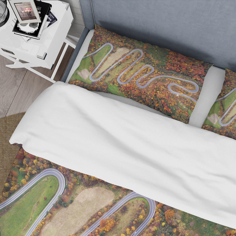 Vue aérienne de la route sinueuse dans un paysage d'automne - ensemble de housse de couette traditionnel - microfibre de polyester