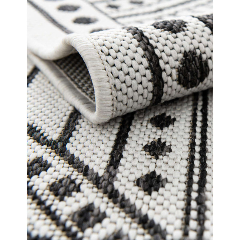 Tapis intérieur / extérieur en polypropylène géométrique tissé à la machine blanc / noir, Rectangle 4 pi 1 po x 6 pi 1 po