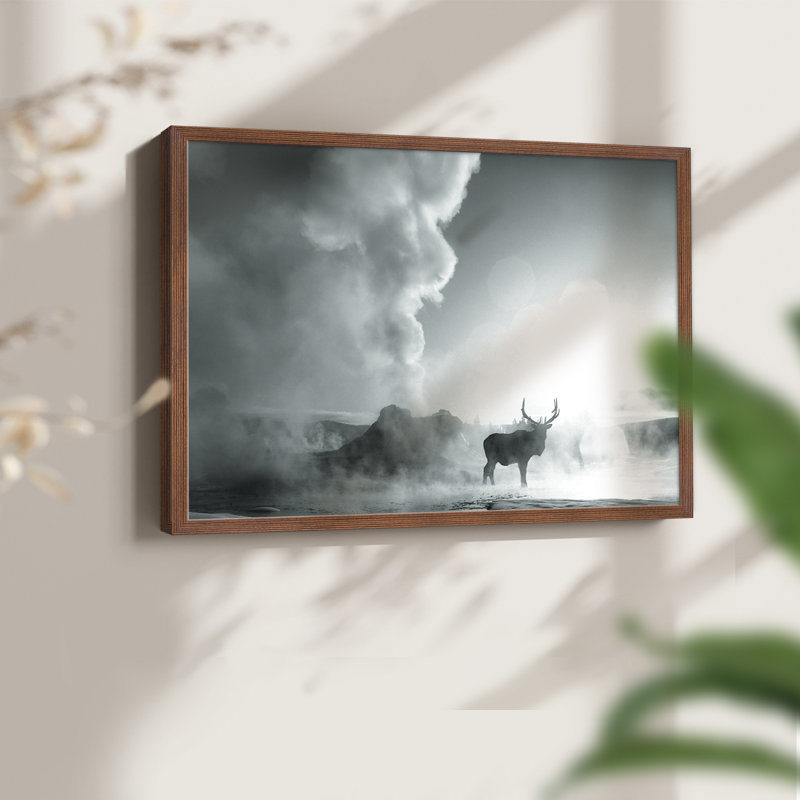 Majestic Moment - reproduction encadrée - réarmable, H 22 po x l 28 po, Noyer