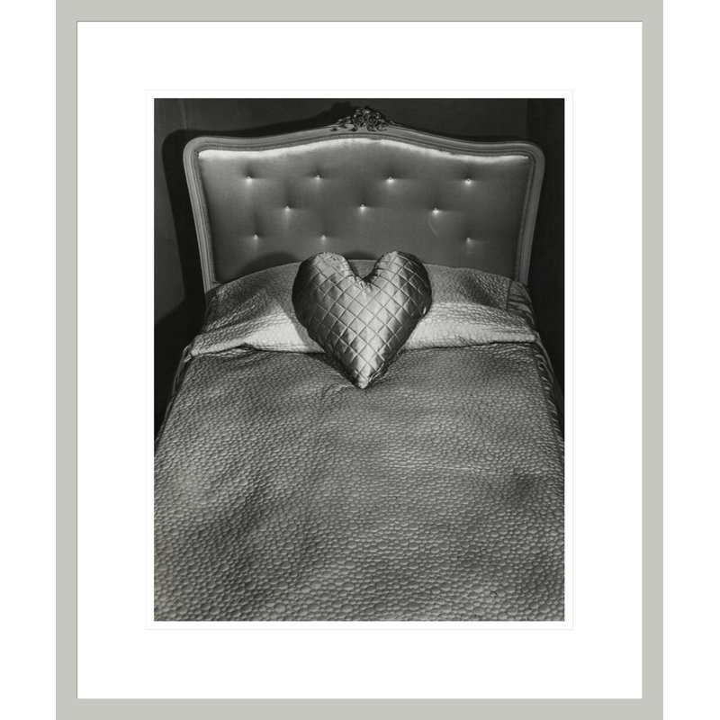 [Coussin déchirant] par Weegee - Impression giclée sur cadre, H 21,03 po x l 17,75 po
