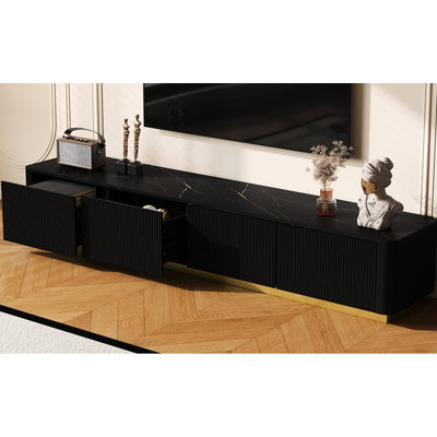 Console média cannelée de luxe, capacité de télévision de 85 pouces, plateau de table en faux marbre noir, 4 tiroirs, base dorée, profil incurvé, support moderne pour téléviseur, silhouette, structure
