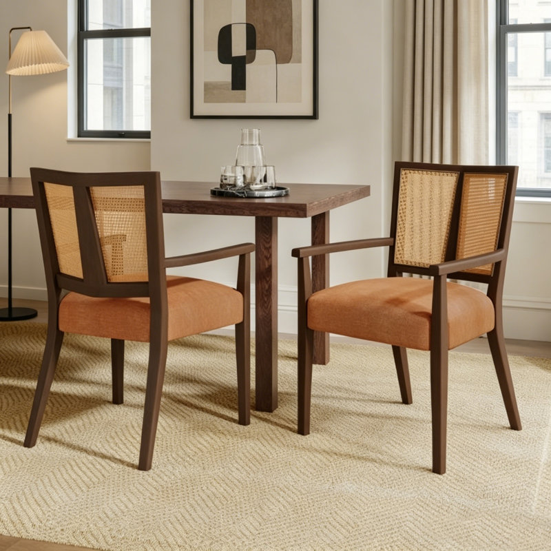 Ensemble de 2 chaises à accoudoirs élégantes, parfaites pour le confort et l'élégance de toute salle à manger ou cuisine.