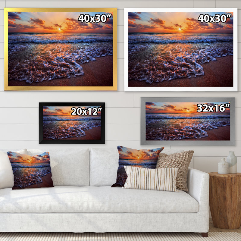 Placid Shore and Whimsical Clouds - Photographie sur toile, H 34 po x l 44 po, Cadre d'angle fermé noir