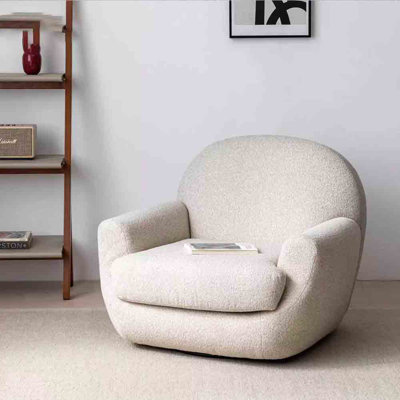 Chaise de loisirs crémeuse simple avec un grand confort.