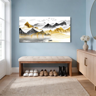 Tableau sur toile tendue représentant un paysage de montagnes dorées, avec des montagnes noires et blanches, des touches dorées, une scène aquatique et un bateau. Style asiatique moderne pour la décoration du salon ou de la chambre.