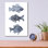 Art mural en verre épique «Blue Fish 1» par Emma Scarvey, 12 po x 16 po