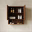 Armoire de salle de bain murale rayée de 26 pouces avec portes, tablette et rangement ouvert pour une organisation efficace au-dessus de la toilette