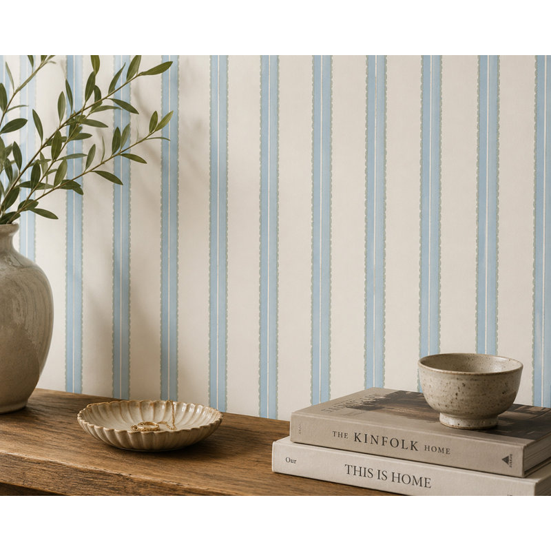 Papier peint à rayures verticales festonnées bleu sauge et crème, L 60 x L 40, Non tissé