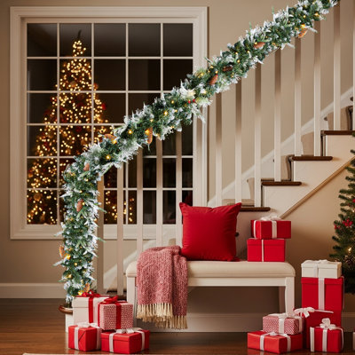 Paquet de 2 guirlandes de Noël enneigées 9 pi avec 440 pointes et baies rouges