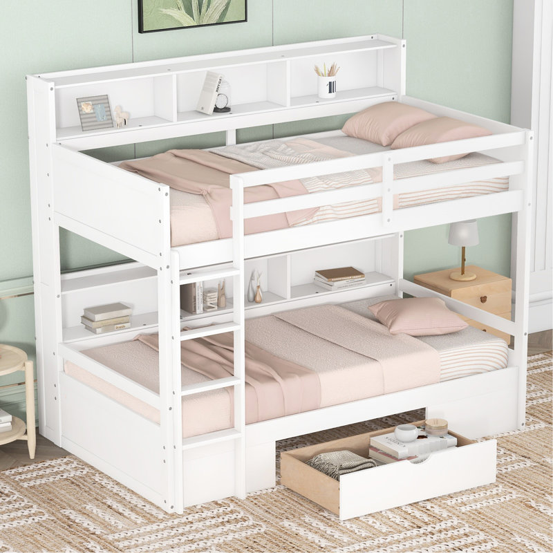 Lit superposé simple en blanc avec trois tablettes, un sous-garde et des garde-corps pour les tiroirs d'une chambre à coucher