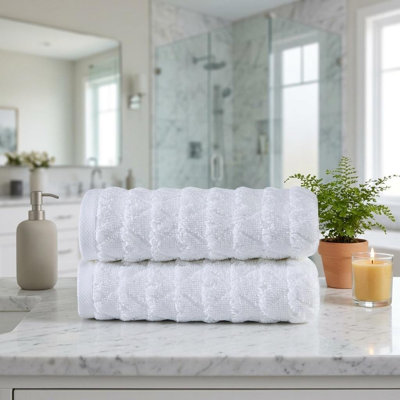 Ensemble de deux serviettes de toilette géométriques blanches en coton turc 27" x 54"