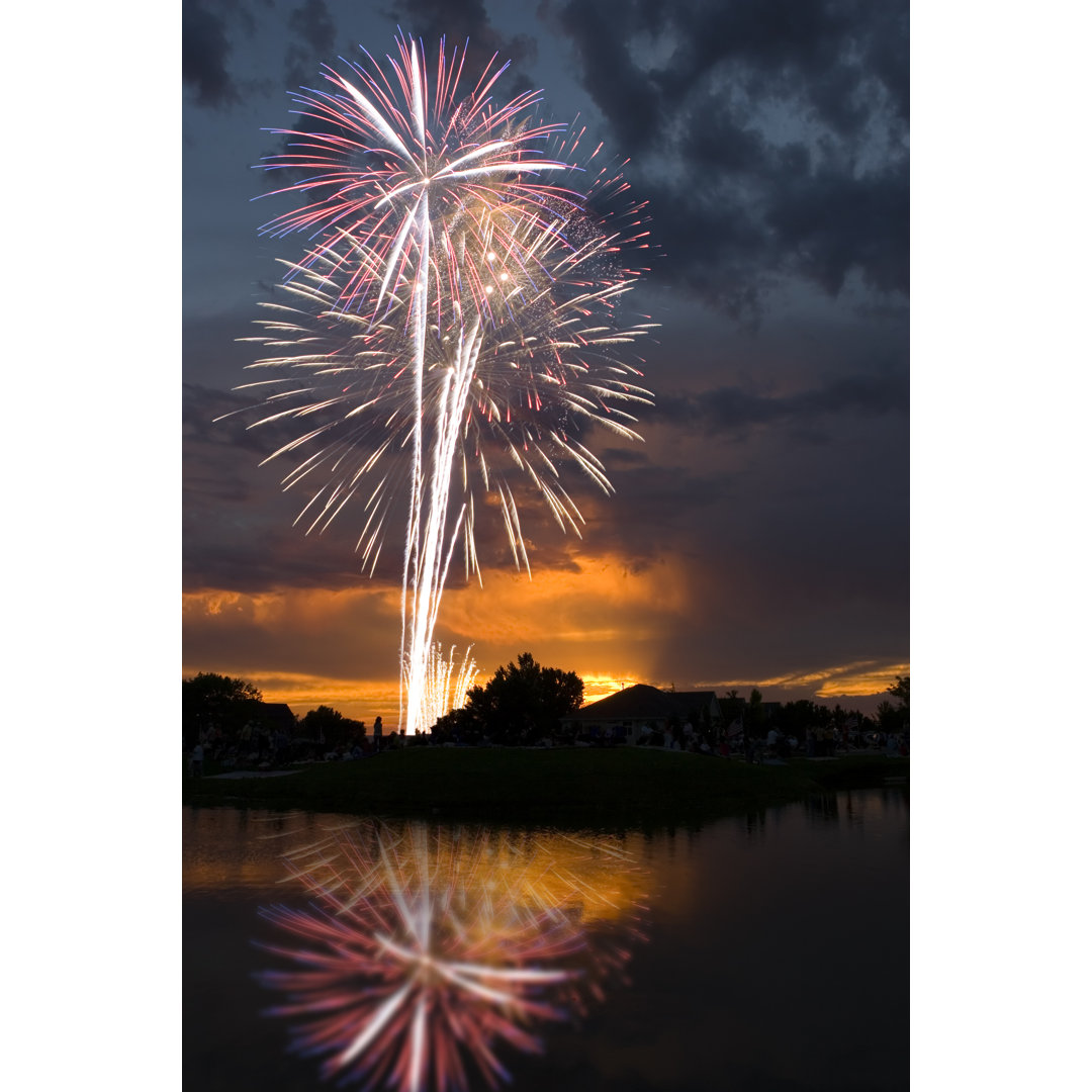 Feuerwerk bei Sonnenuntergang von Avidcreative - Leinwandbild