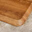 Une table basse rectangulaire moderne et tendance avec un plateau en verre trempé et des pieds en grain de bois. Convient au salon