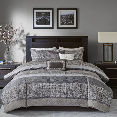 Édredon grand 7 pièces Rhapsody. Gris / taupe Luxe. Comprend un édredon, des taies décoratives, des oreillers et une jupe de lit. Conception luxueuse facile à entretenir. Comprend des éléments décoratifs