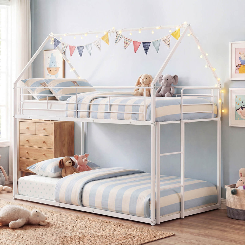 Lit superposé simple au-dessus d'un lit simple en métal, cadre de lit superposé en forme de maison avec toit et échelle blanc