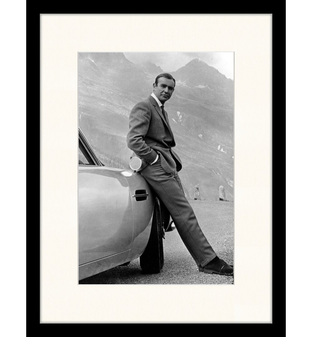 Gerahmtes Poster James Bond in Schottland mit seinem DB6