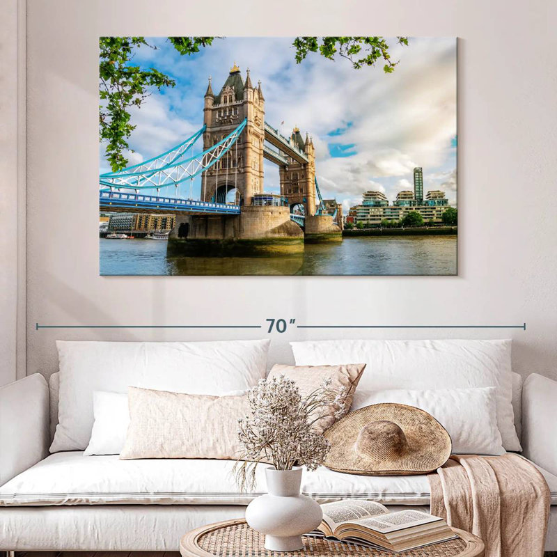 Nicci Tower Bridge In London