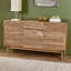  Buffet Mid-Century avec trois portes et finition en bois texturé, chêne naturel