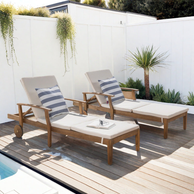 Chaise longue inclinable en bois d'acacia avec coussins Bevelyn, Crème