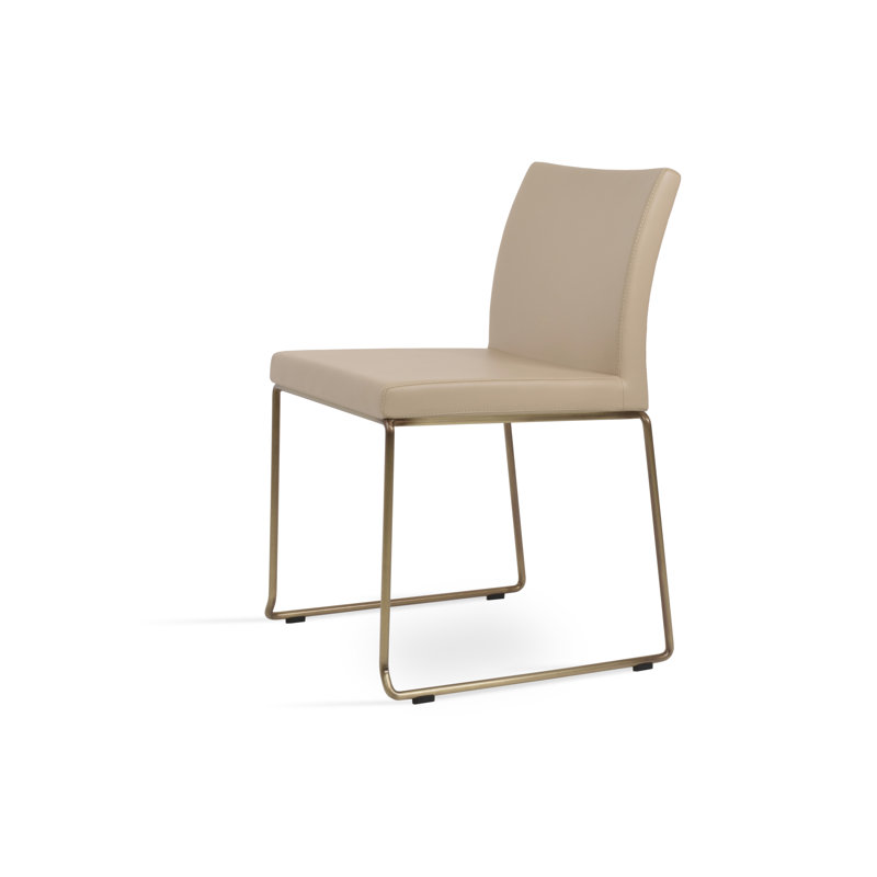 Chaise empilable Aria, Similicuir noir, Laiton