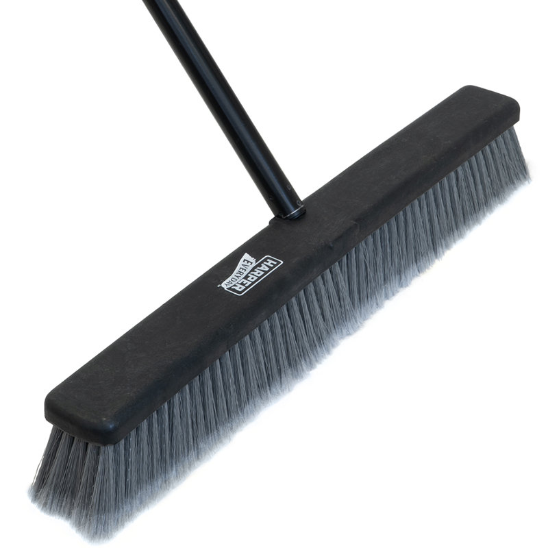 Balai-brosse Harper Everyday de 61 cm (24 po) pour surfaces lisses avec manche en métal de 152 cm (60 po).